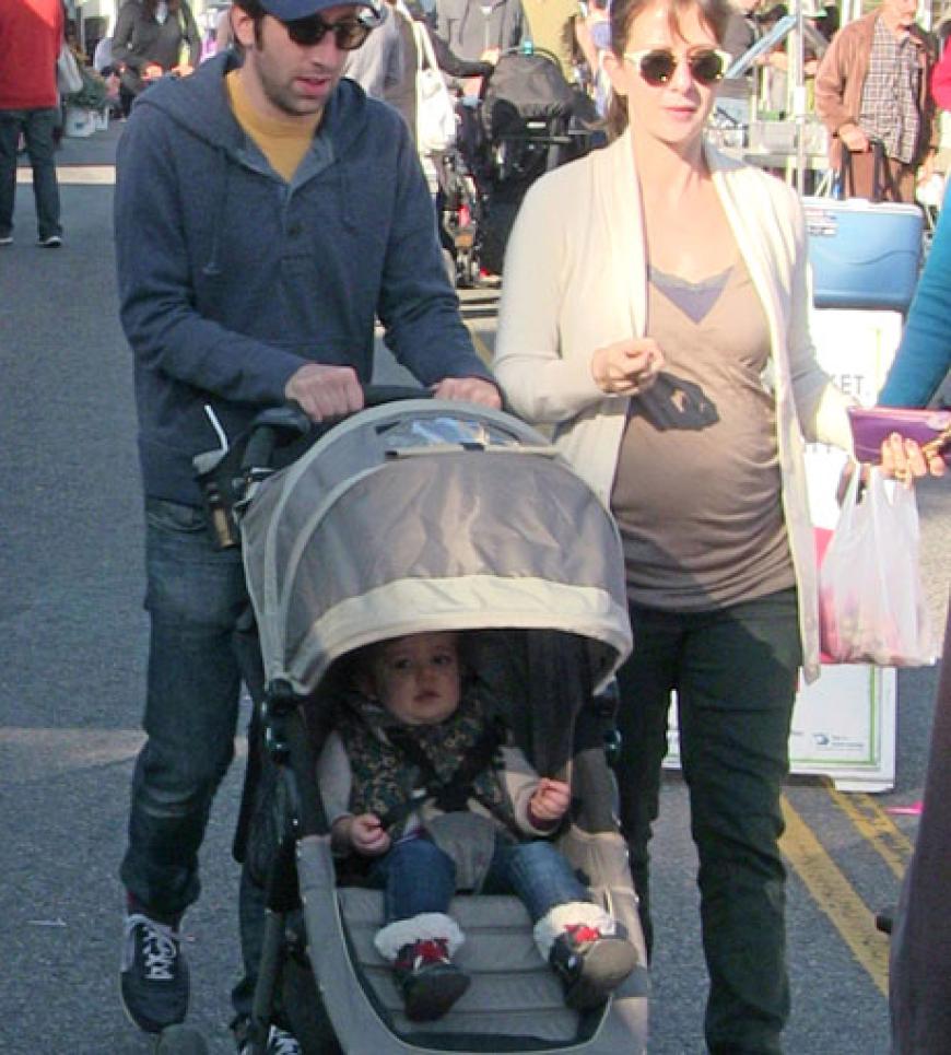 Simon Helberg, seine Frau Jocelyn Towne und die kleine Adeline Helberg Simon Helberg, seine Frau Jocelyn Towne und die kleine Adeline Helberg