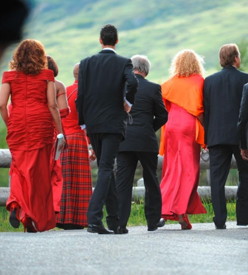 Motto & Dresscode: Die Damen tragen Rot, die Herren Smoking