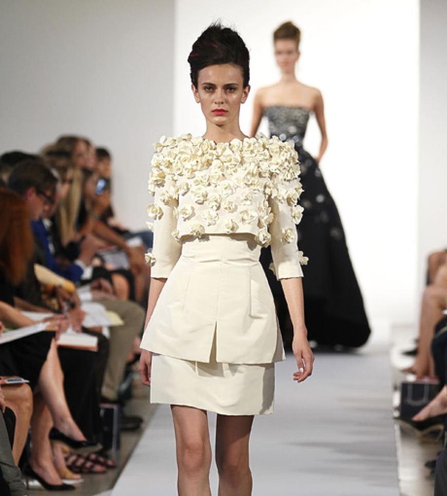 Designer Oscar De La Renta zeigte in seiner Spring/Summer Kollektion dieses blütenbesetzte Etuikleid ein Traum in weiß!