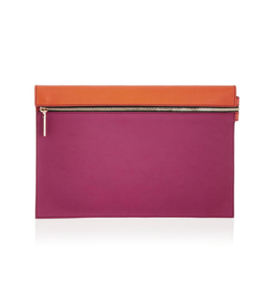 Two-Tone-Clutch von Victoria Beckham, ca. 475 Euro