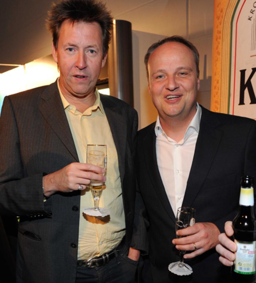 Erstmal ein Bier zu Erfrischung: Lou Richter mit Oliver Welke