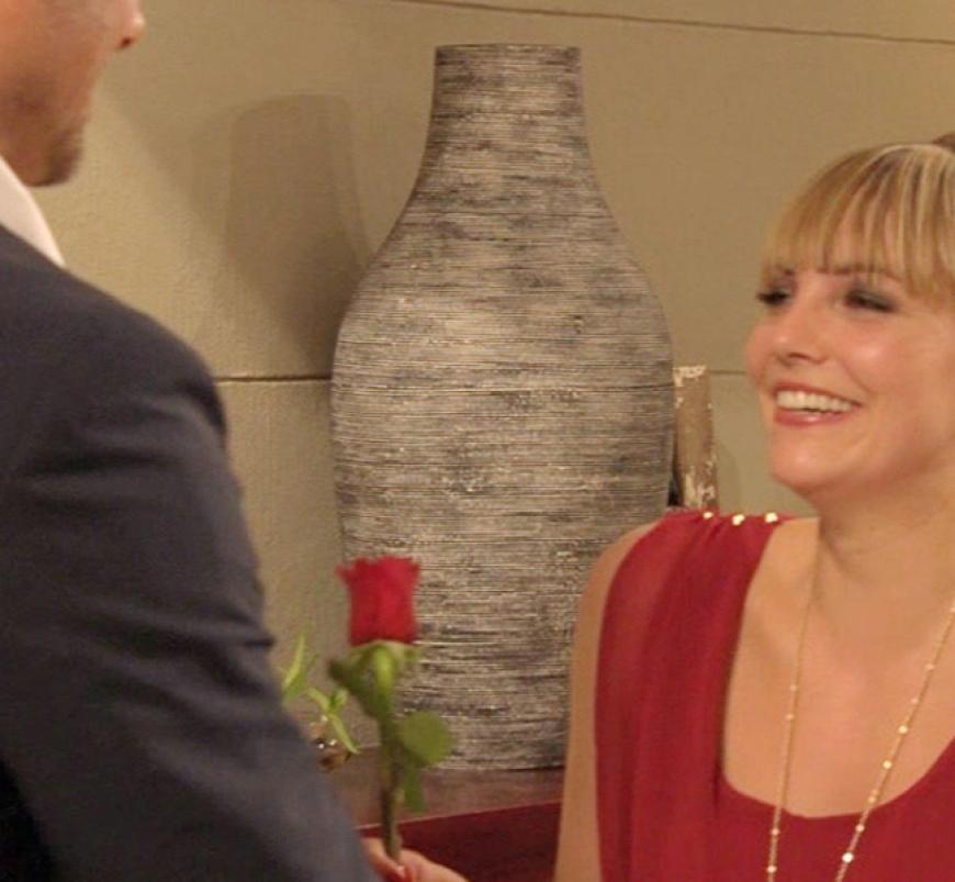 Lisa aus Hamburg bekommt eine Rose
