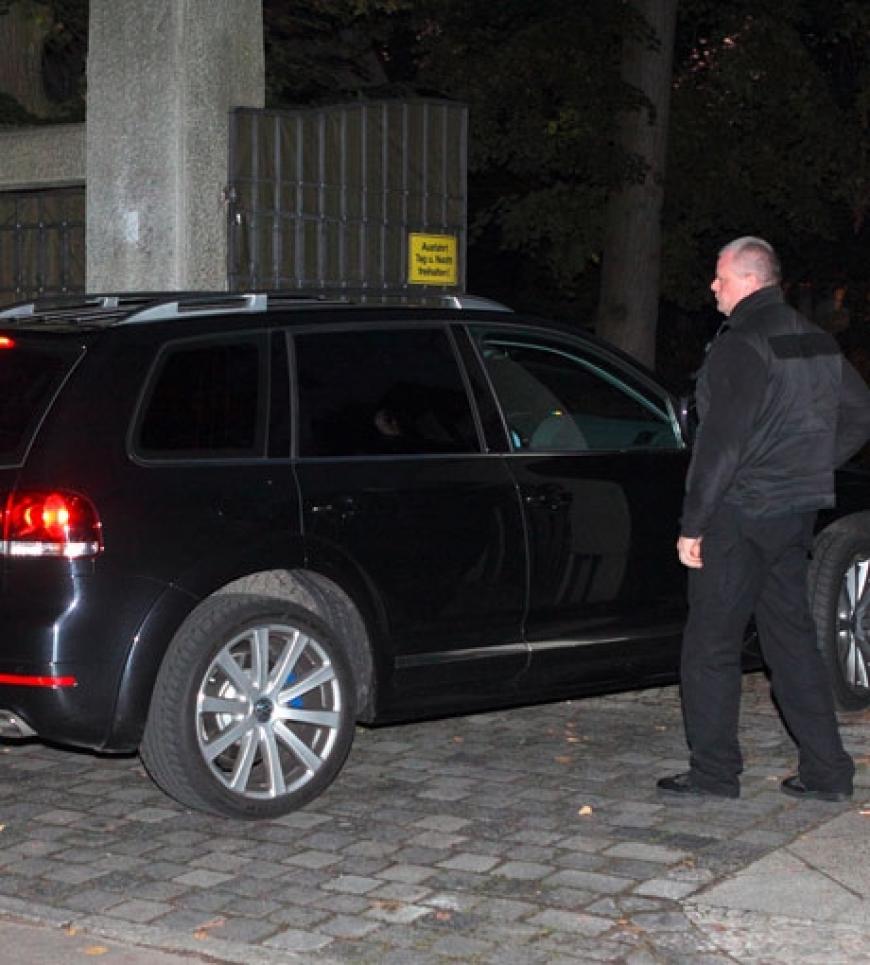 Vor Brad Pitts Villa am Wannensee