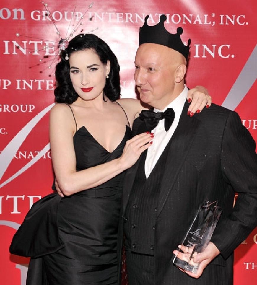 Dita von Teese schmiegt sich an den britischen Hut-Designer Stephen Jones