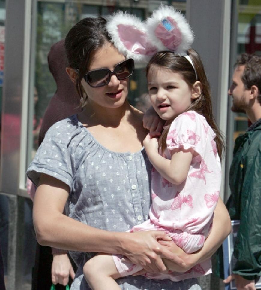 Ostern ist schon längst vorbei. Trotzdem konnte Mama Katie Holmes nicht widerstehen und kaufte für Tochter Suri diese niedlichen Hasenohren
