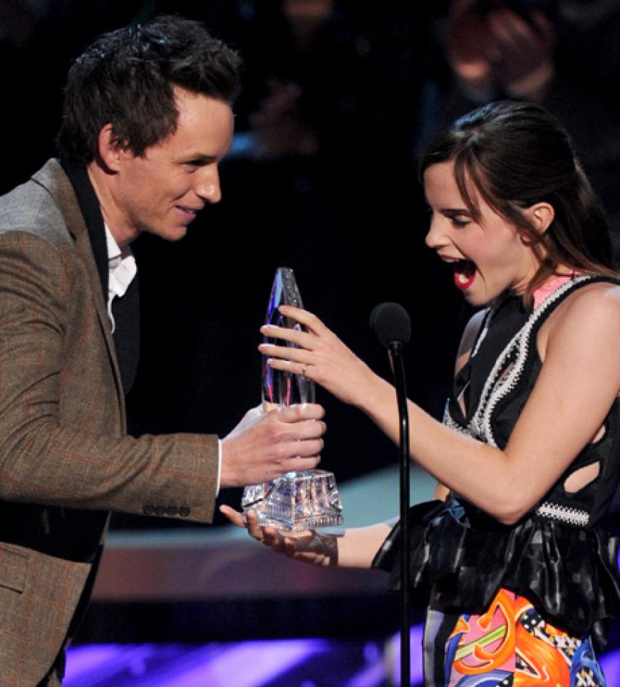 Eddie Redmayne übergibt Emma Watson einen Award. Die ist außer sich vor Freude und hätte allein dafür einen weiteren Preis bekommen sollen. Toll!