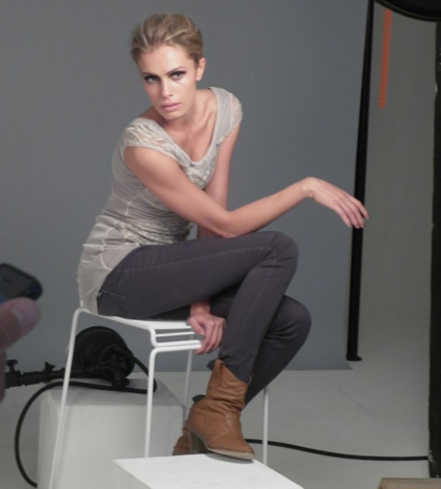 Jana Beller in eleganter Pose. Das Ergebnis des Shootings sehen Sie in der OK!-Ausgabe #41 (vom 06.10.2011)