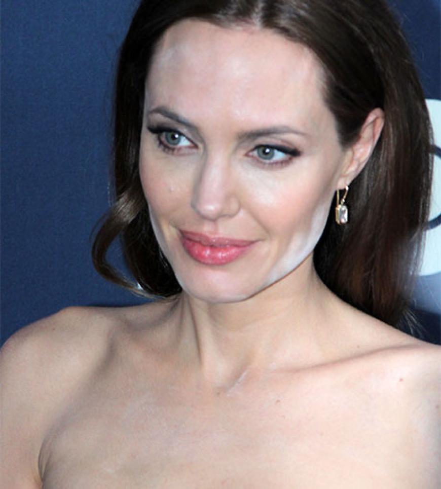 Eigentlich wird das Puder zum Kontuieren des Gesichts angewendet. In Angelina Jolies Fall wurde wohl einfach zu die in die Puderdose gegriffen