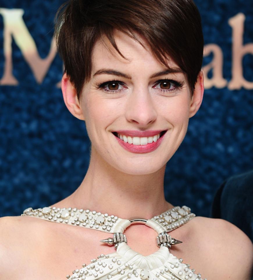 Anne Hathaway hatte für den Streifen eine Extrem-Diät gemacht und sich die lange Mähne raspelkurz schneiden lassen - inzwischen sieht sie wieder strahlend schön aus