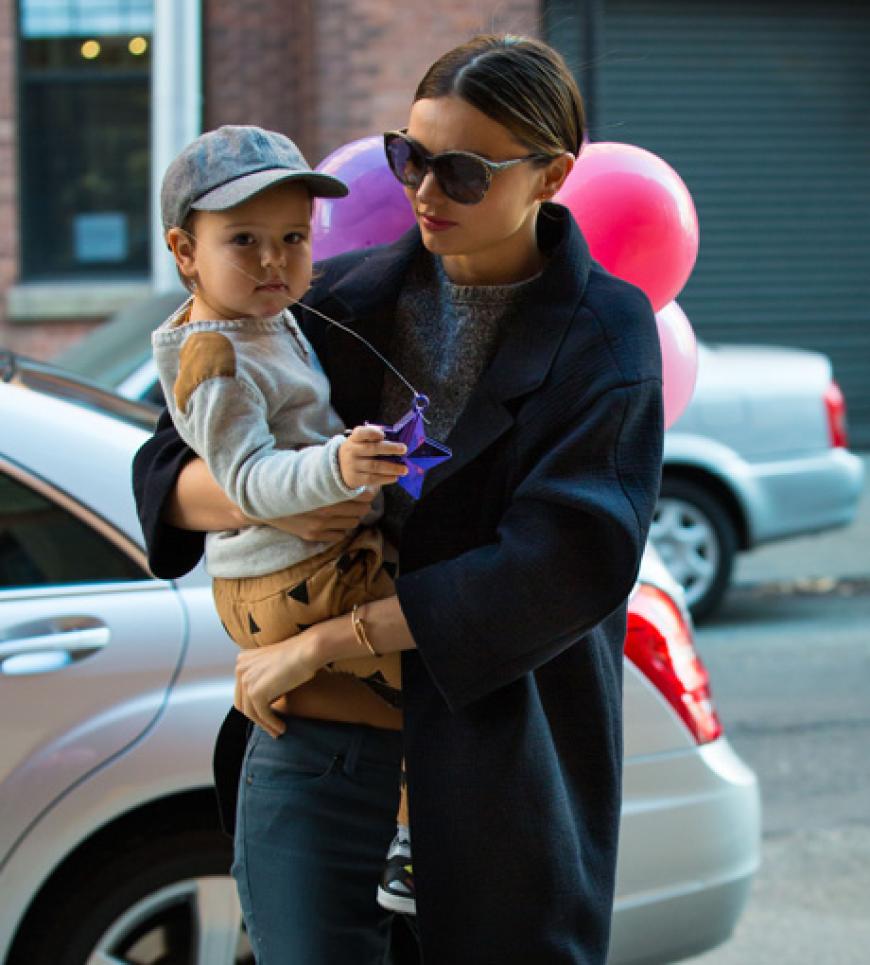 Modelmama Miranda Kerr macht den Gehweg zum Laufsteg. Gemeinsam mit ihrem Sohn Flynn reißt sie die Blicke auf sich. Der ist aber auch süß!