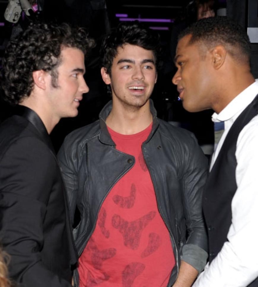 Kevin Jonas und Joe Jonas im Fachgespräch. Die 52. Grammy-Verleihung wird übrigens am 1. Februar 2010 stattfinden