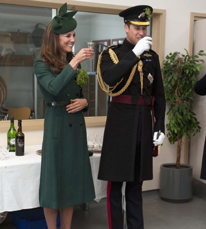 Gemeinsam mit Prinz William besuchte Kate die 1st Battalion der Irish Guards - darauf wurde natürlich angestoßen