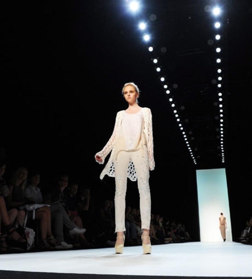 Die Berlinerin legt sehr großen Wert auf hochwertige Qualität und edelste Materialien. Auf dem Laufsteg präsentierte sie dem begeisterten Publikum grobe Strick-Pullover in Oversize-Größen, Jumpsuits in Metallic-Optik und aufregende Nietenleggings. Fazit: Cooler Charme aus Berlin!