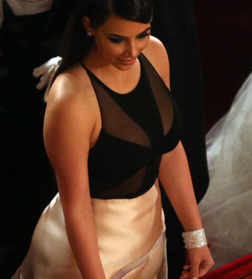 In einer halbtransparenten Designerrobe kam Kim Kardashian zum Wiener Opernball. Nach wirklich Spaß sah ihr Gesicht allerdings nicht aus ...