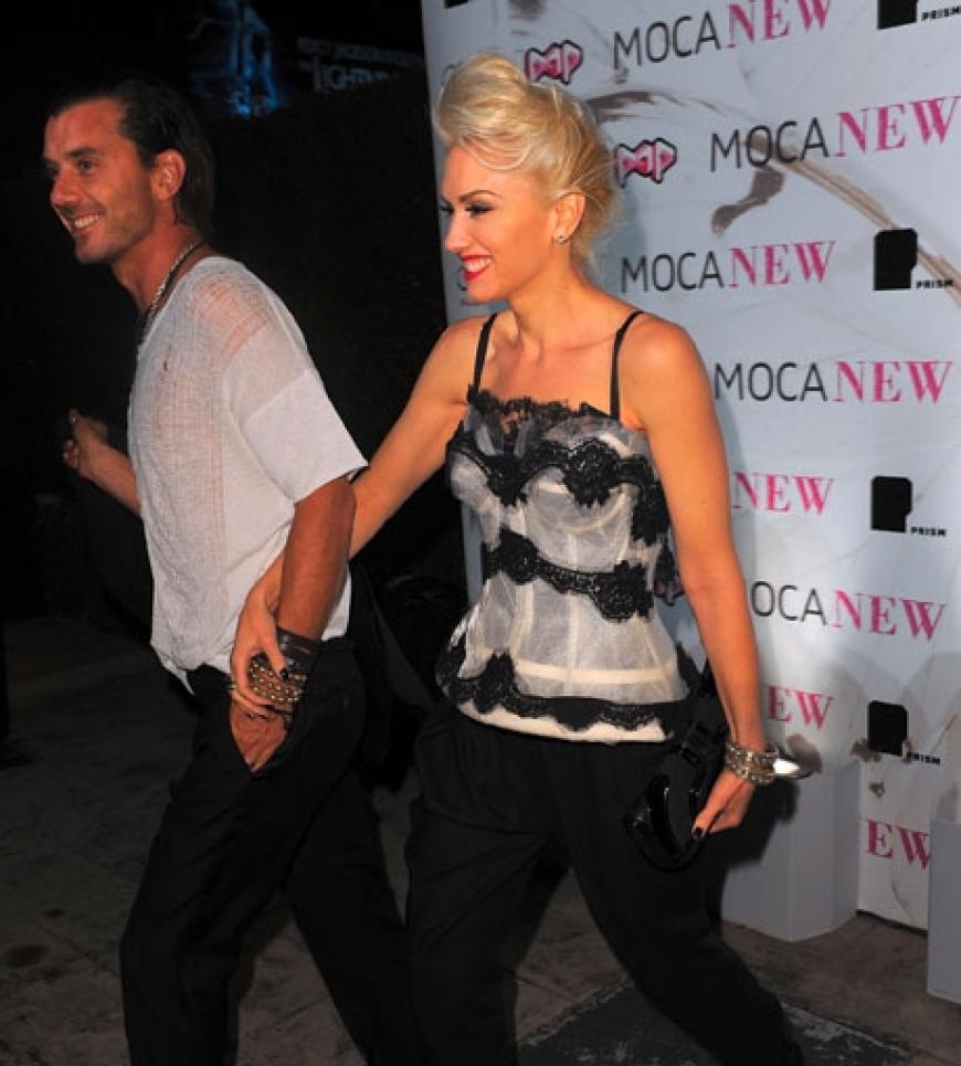 Gwen Stefani und Gavin Rossdale gehen mit schnellen Schritten in den Gala-Saal