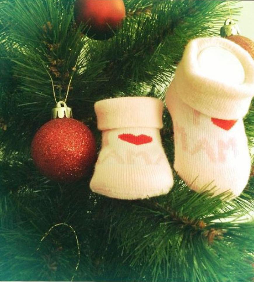 Jana-Ina freut sich wahnsinnig auf ihr Mädchen und hängt schon die Schühchen der Kleinen an den Weihnachtsbaum