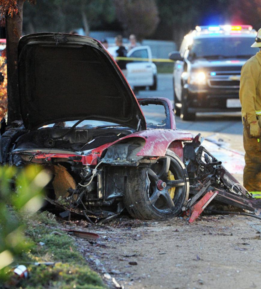 Die Bilder des Wracks. Der rote Porsche GT ist völlig ausgebrannt