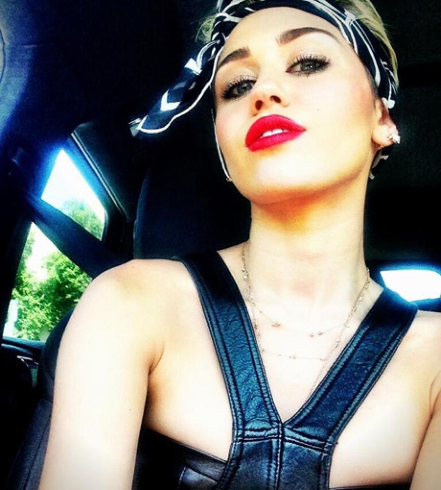Oh là là, Miley zeigt sich mal wieder in aufreizender Kleidung. Sie trägt ein Bondage-Kleid von Versace und ein Bandana von Chanel. Es heißt, die Sängerin würde auf S&M stehen...