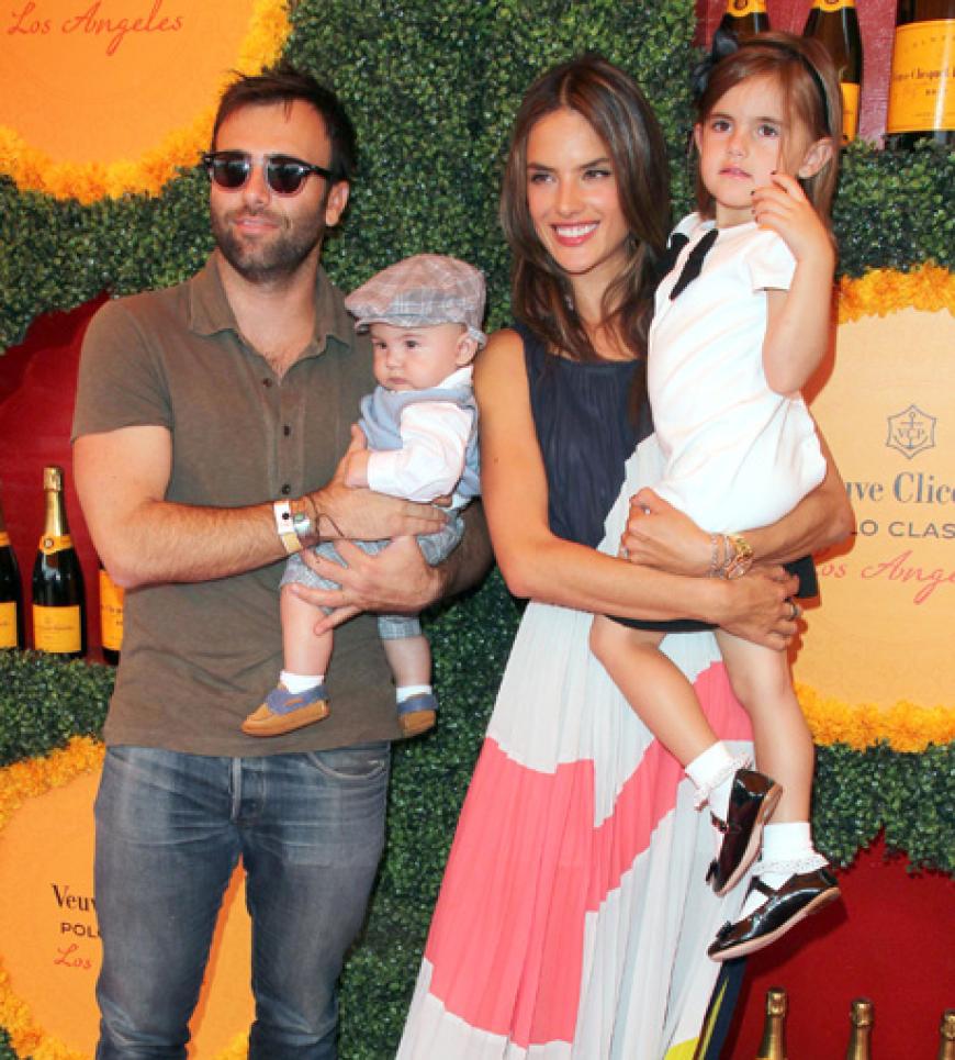 Und sie ist ebenfalls zweifache Mutter. Alessandra Ambrosio hat mit ihrem Partner Jamie Mazur eine Tochter und einen Sohn