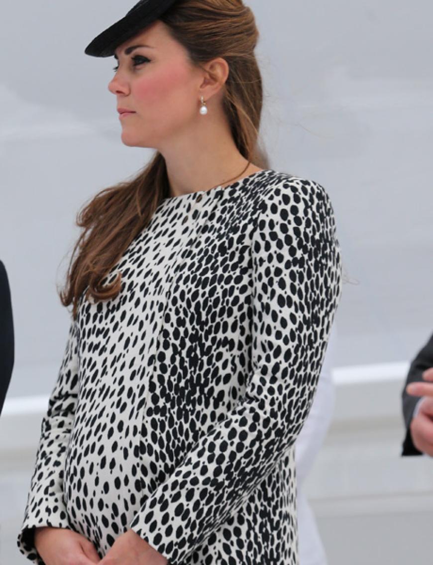Einer von Kates letzten öffentlichen Auftritte war eine Schiffstaufe in Cambride Anfang Juni. Damals im Leo-Look