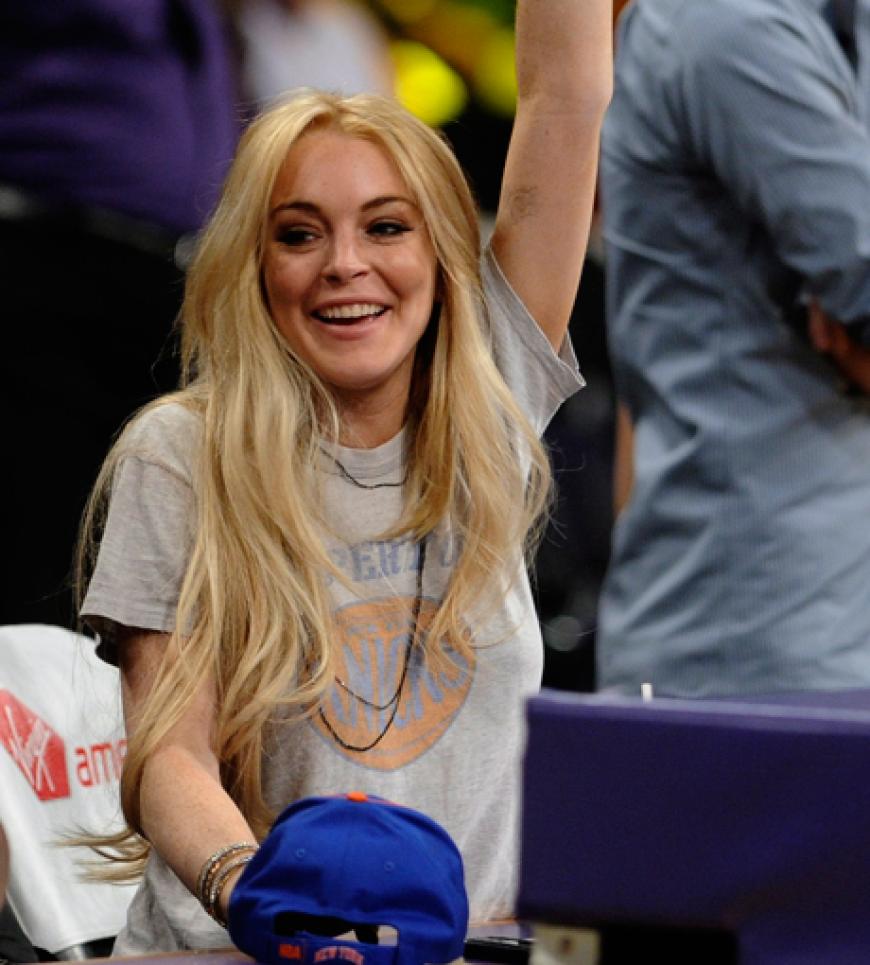 Lindsay feuert ihre Lieblingsmannschaft an, die New York Knicks