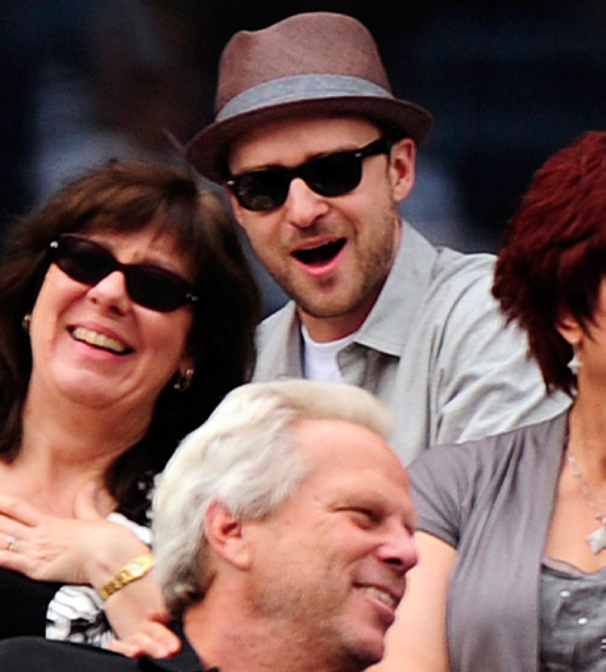 Beim Tennischauen freundet sich Justin mit einem anderen Fan an