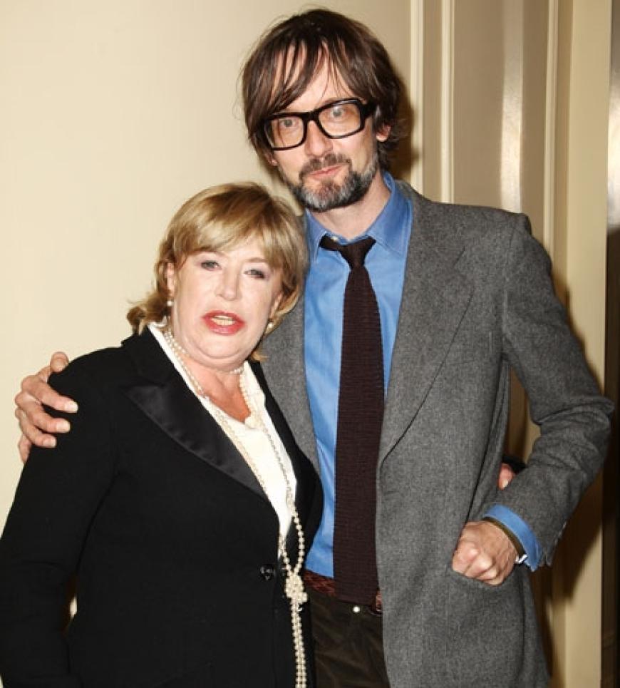 Sänger Jarvis Cocker umarmt Marianne Faithfull