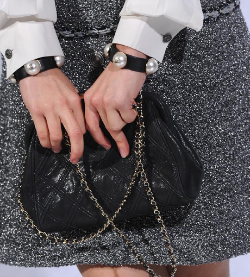 Auch bei der Chanel-Show in Paris sah man viele Accessoires mit Perlen