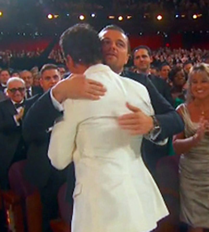 Leonardo Dicaprio beglückwünscht Matthew McConaughey zu seinem Oscar - sein Gesicht spricht Bände