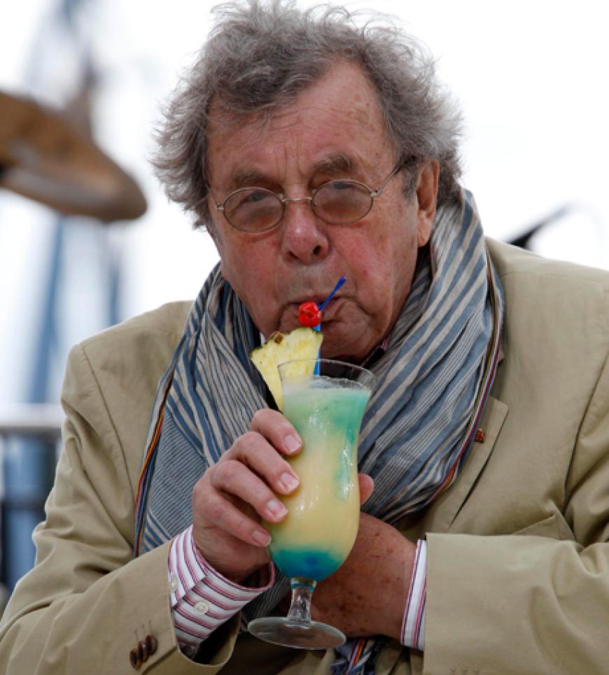Hellmuth Karasek genießt einen kühlen Drink an Deck