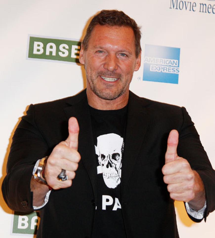 Daumen hoch: Ralf Möller entschied sich für ein St.Pauli-Shirt und konnte damit bei vielen Gästen durchaus punkten