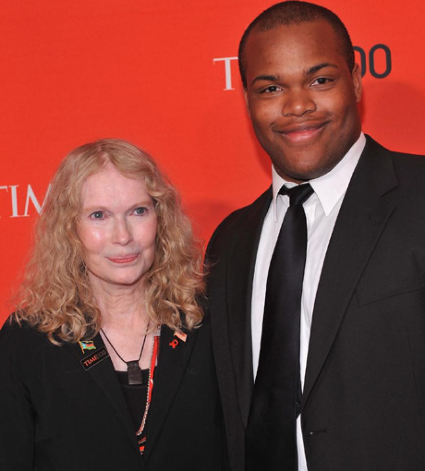 Schauspielerin Mia Farrow mit ihrem Adoptivsohn Isaiah