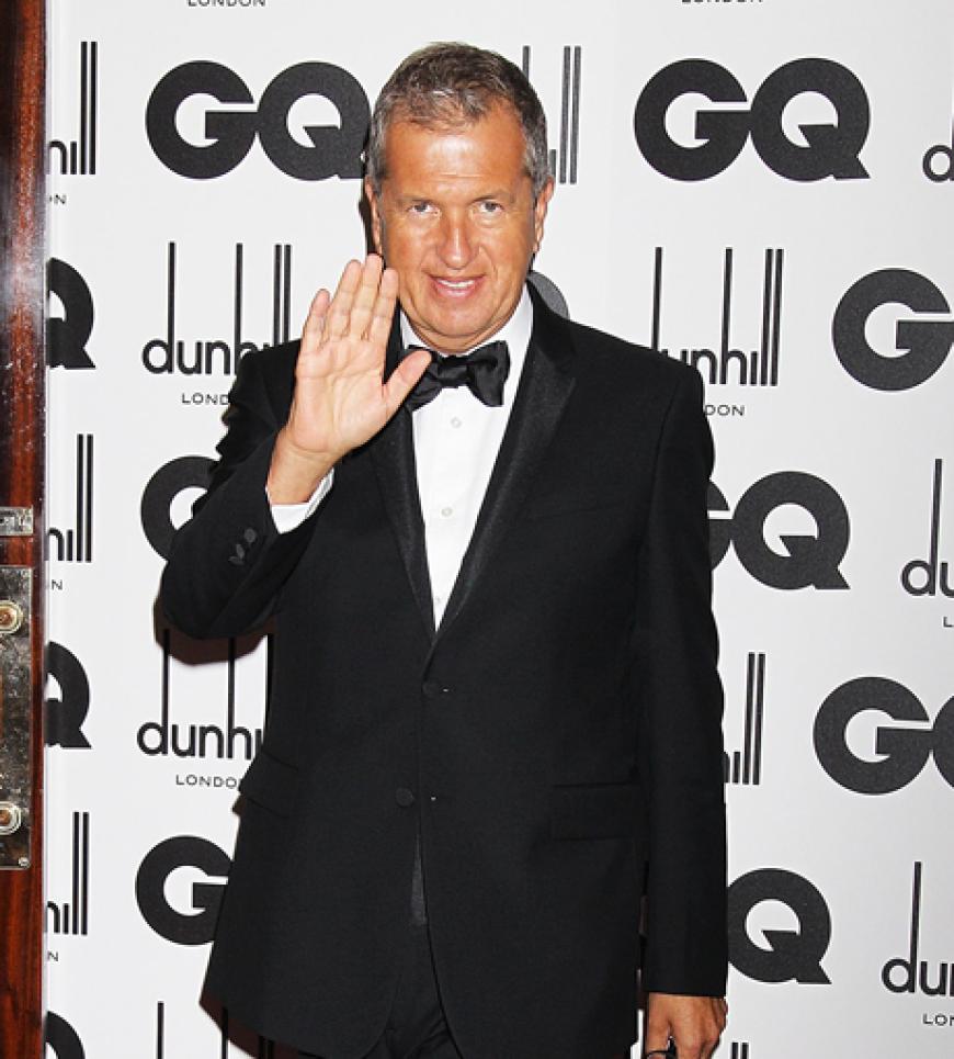 Hey Leute! Mario Testino winkt in die Kameras