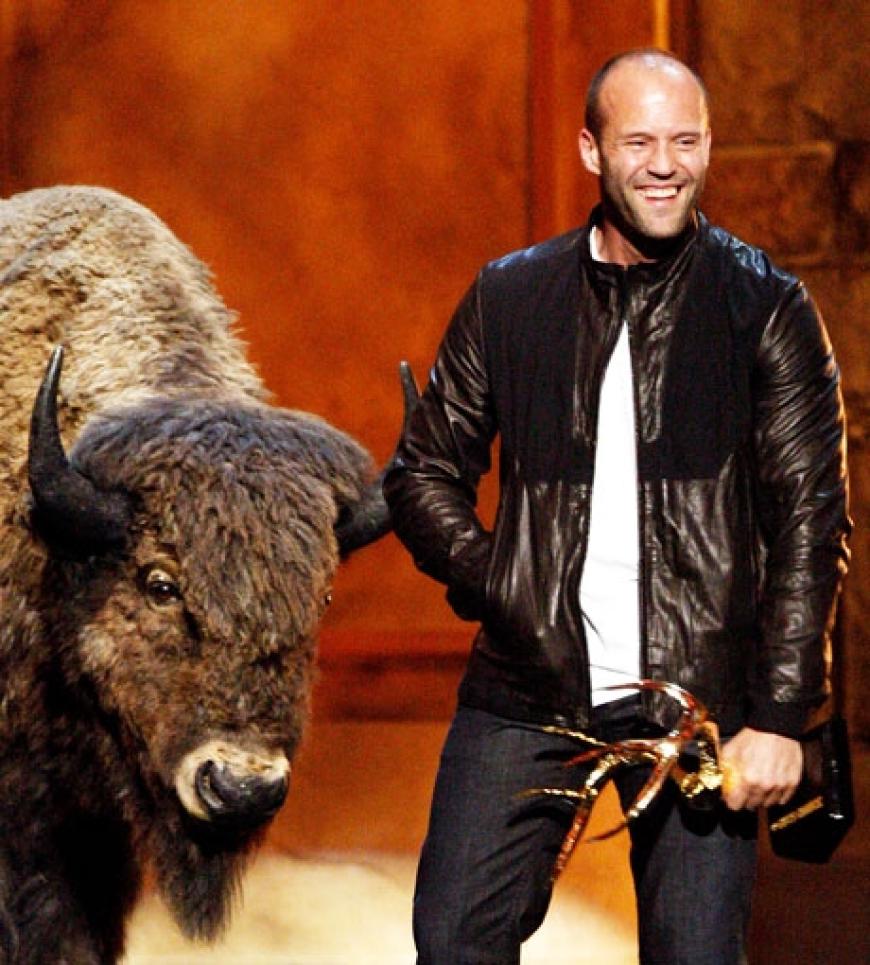 Schauspieler Jason Statham hatte die Ehre, Kollegen Mickey Rourke auszuzeichnen