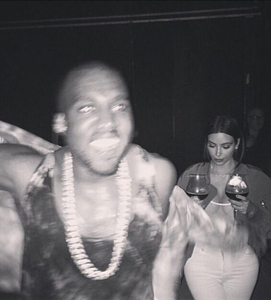 Nach dem Konzert ist Kanye überglücklich, Kim trägt die Weingläser
