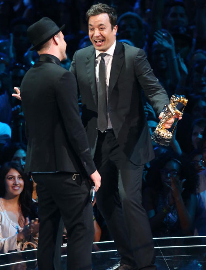 US-Talker Jimmy Fallon freute sich riesig über den Award für seinen Kumpel Justin Timberlake. Insgesamt durfte Justin gleich vier Auszeichnungen entgegennehmen (Video des Jahres, Michael Jackson Video Vanguard Award (Ehrenauszeichnung), Beste Regie und Bester Schnitt)
