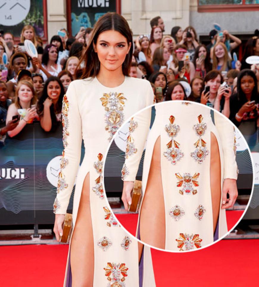 Unterhose? Nö! Eignet sich bei diesem hochgeschlitzten Kleid von Fausto Puglisi auch schlecht