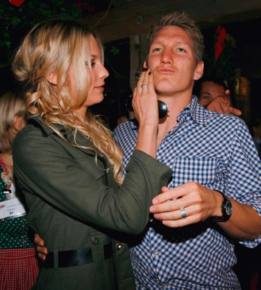 Wie süß: Bastian Schweinsteiger wird von seiner Freundin liebevoll gestreichelt
