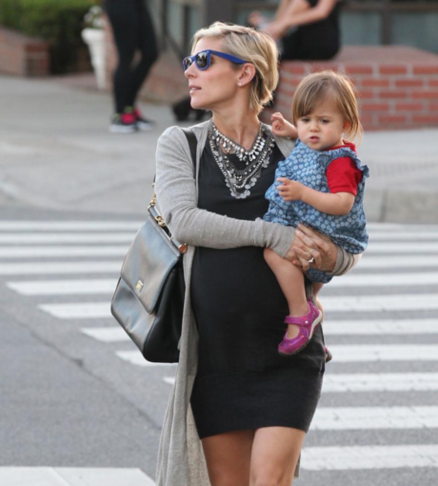 Bei der Shopping-Tour ist Papa Chris Hemsworth (