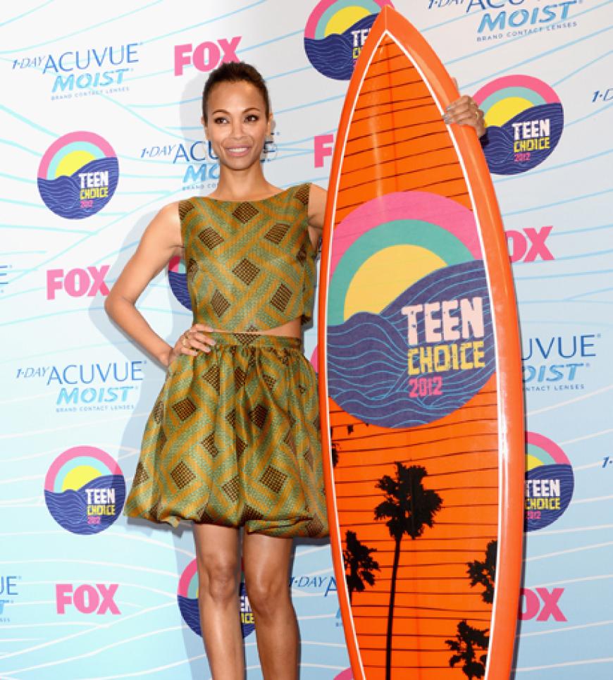Zoe Saldana macht keine schlechte Figur neben ihrer Auszeichnung