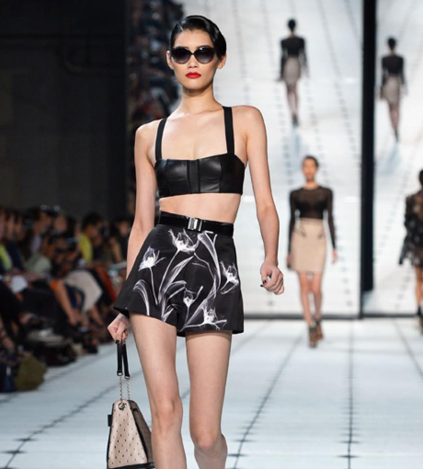 Designliebling Jason Wu setzt in seiner Spring/Summer 2013 Kollektion auf super knapp und super sexy! Lack, Leder und körperbetonte Schnitte erinnern wie vieles in diesem Sommer an die 90er Jahre.