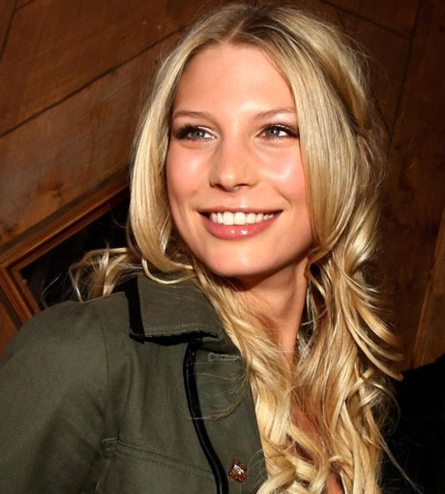 Die bildhübsche Münchnerin arbeitet hauptsächlich als Model und hat ihren Basti in einem Klamottenladen kennengelernt