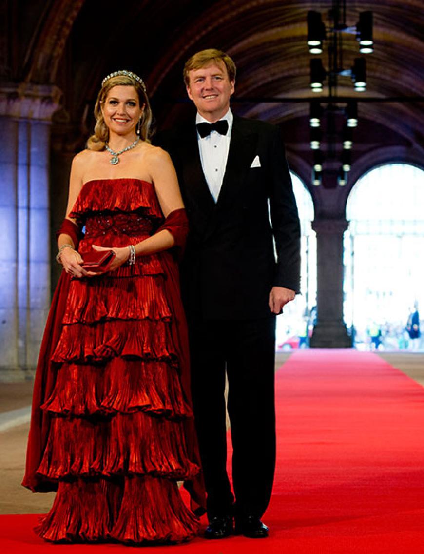 Die Feierlichkeiten zur Inthronisierung von Kronprinz Willem-Alexander der Niederlande und seiner Frau Máxima (in Valentino Couture) haben begonnen. Am Montagabend, 29. April 2013, kamen die prominenten Gäste zum Dinner im Rijksmuseum