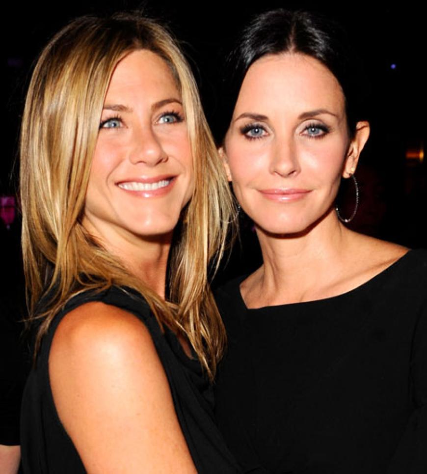 Jennifer Aniston und Courteney Cox verbindet eine tiefe, jahrelange Freundschaft. Diese begann übrigens in der Erfolgsserie