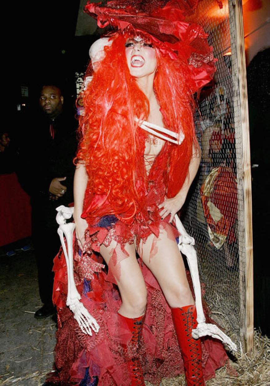 Und 2003 schockte Heid als rote Hexe. Besonderes Highlight: die Skelett-Stücke an ihrem Kleid.