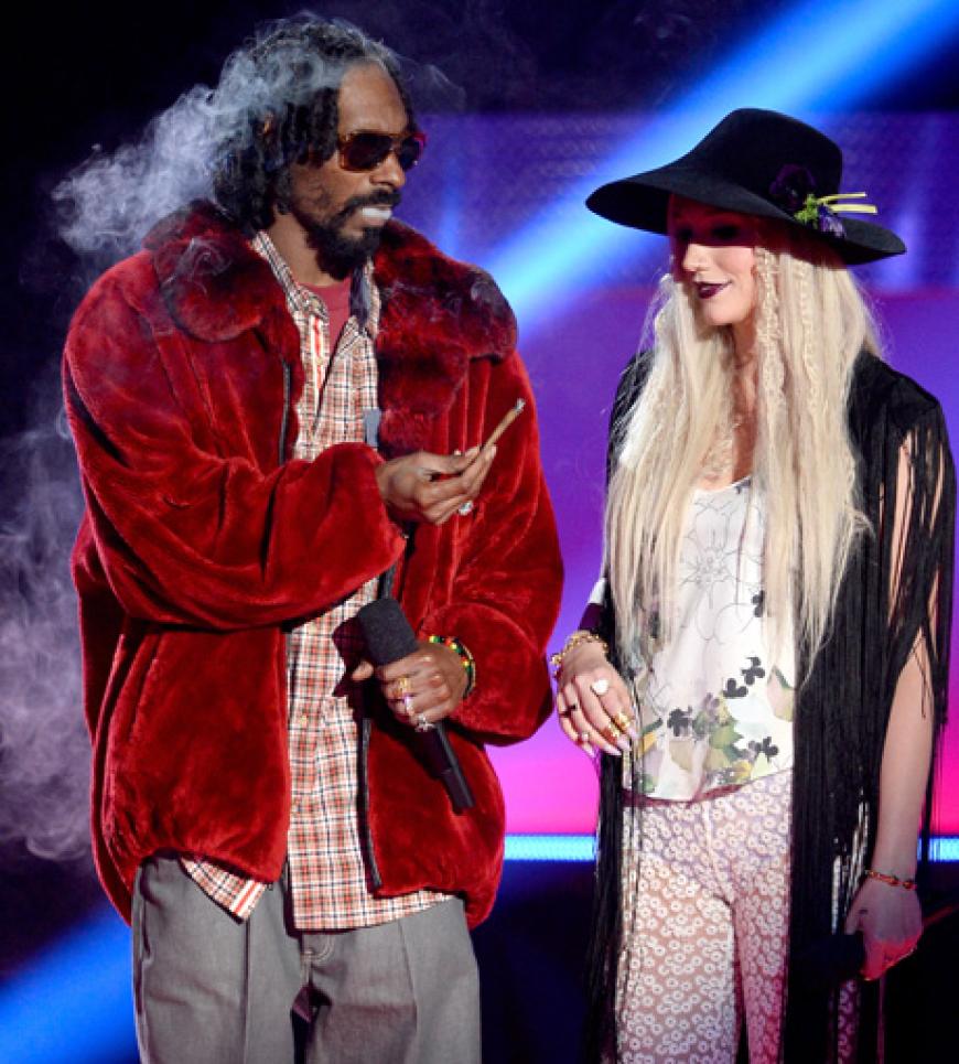 Snoop Dogg und Ke$ha sorgten für einen Skandal. Das musikalische Duo rauchte nämlich provokant auf der Bühne