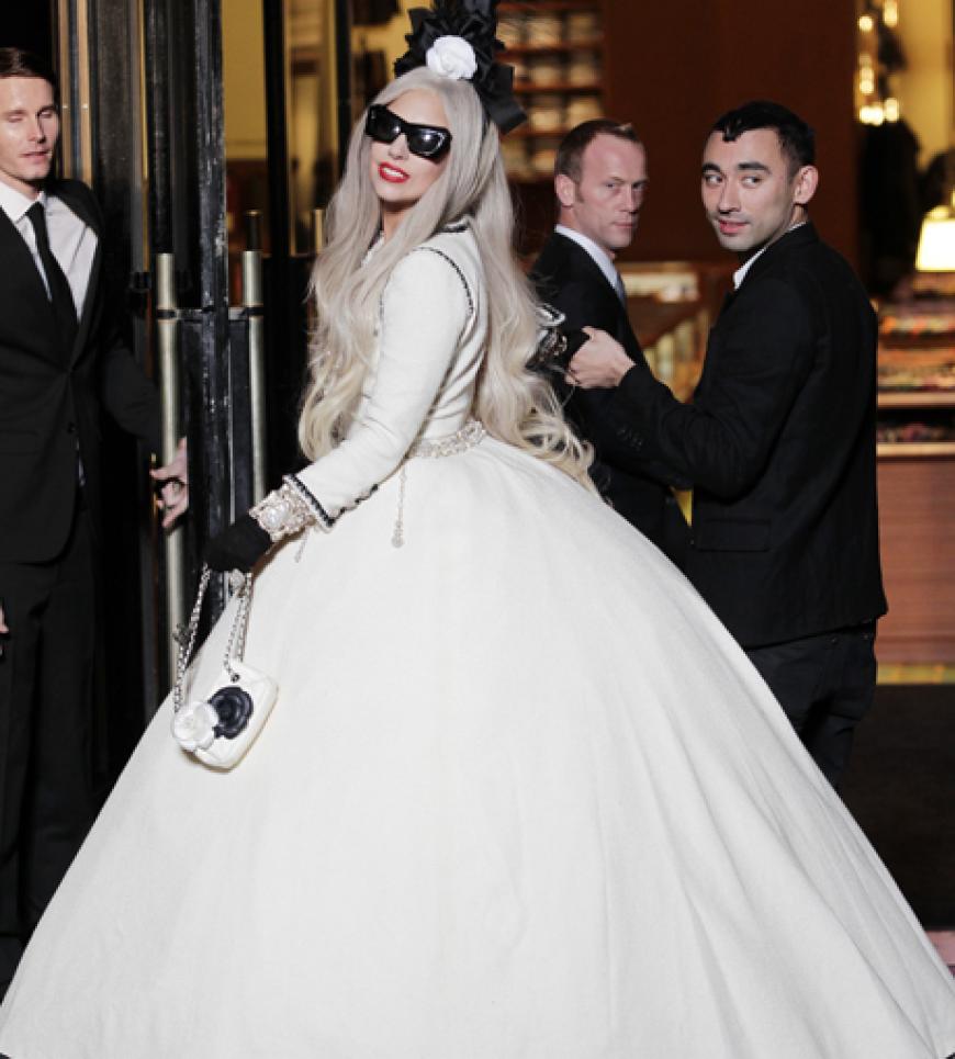 Bei der Eröffnung von GaGa's Workshop im Barneys in New York (21.11.2011), entschied sich die extravagante Sängerin für eine pompöse Ballrobe mit weitem Rock von Chanel
