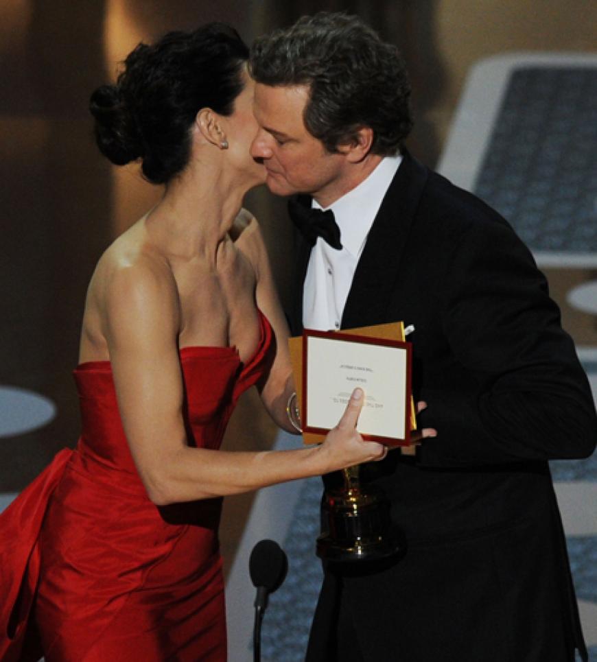 Doch diese Situation meistert die Schauspielerin gekonnt und überreicht Collin Firth einen Oscar