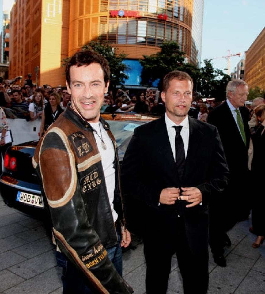 Gedeon Burkhard und Til Schweiger machen sich auf den Weg zum Kinosaal
