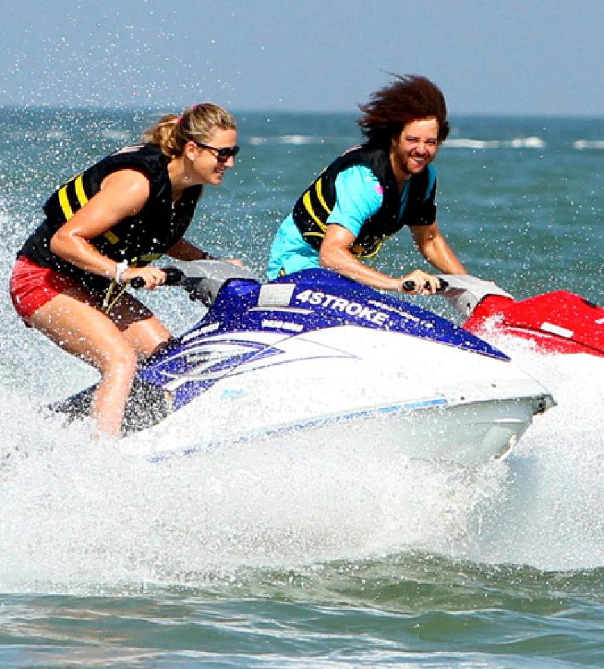 Redfoo, Sänger des Duos LMFAO mag es gern rasant - auch auf dem Wasser. In Thailand liefert er sich mit Freundin Victoria Azarenka ein Wettrennen mit dem Jet-Ski